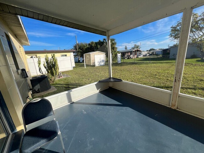 Building Photo - ** Annual ** 2 Bed / 1 Bath Single Family Home ** Conveniently Located ** $1,495