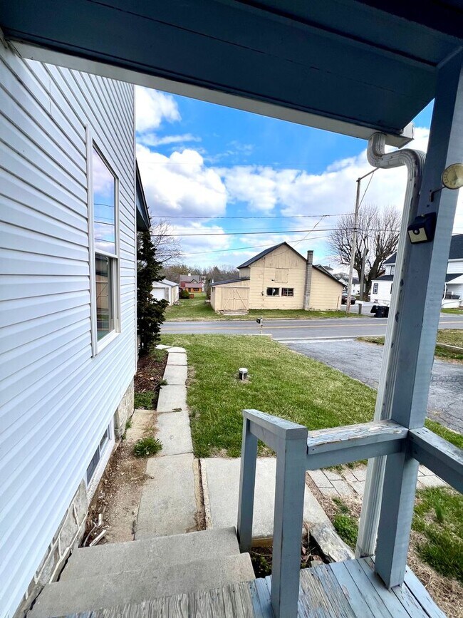 Building Photo - Spacious 3BR Home with Large Yard, Private Driveway & Storage