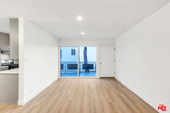 Building Photo - 4711 Beverly Blvd