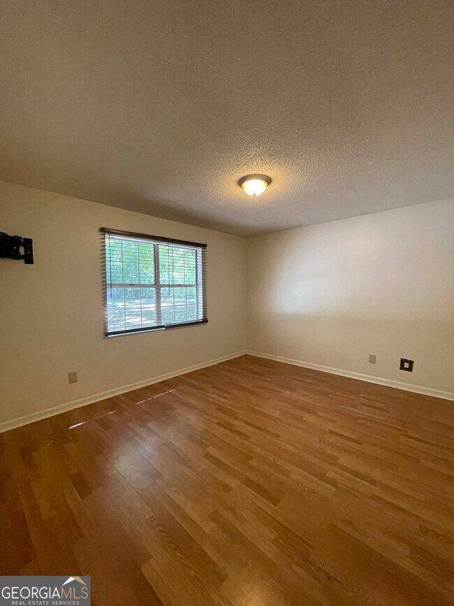 Building Photo - 205 Merlin Dr