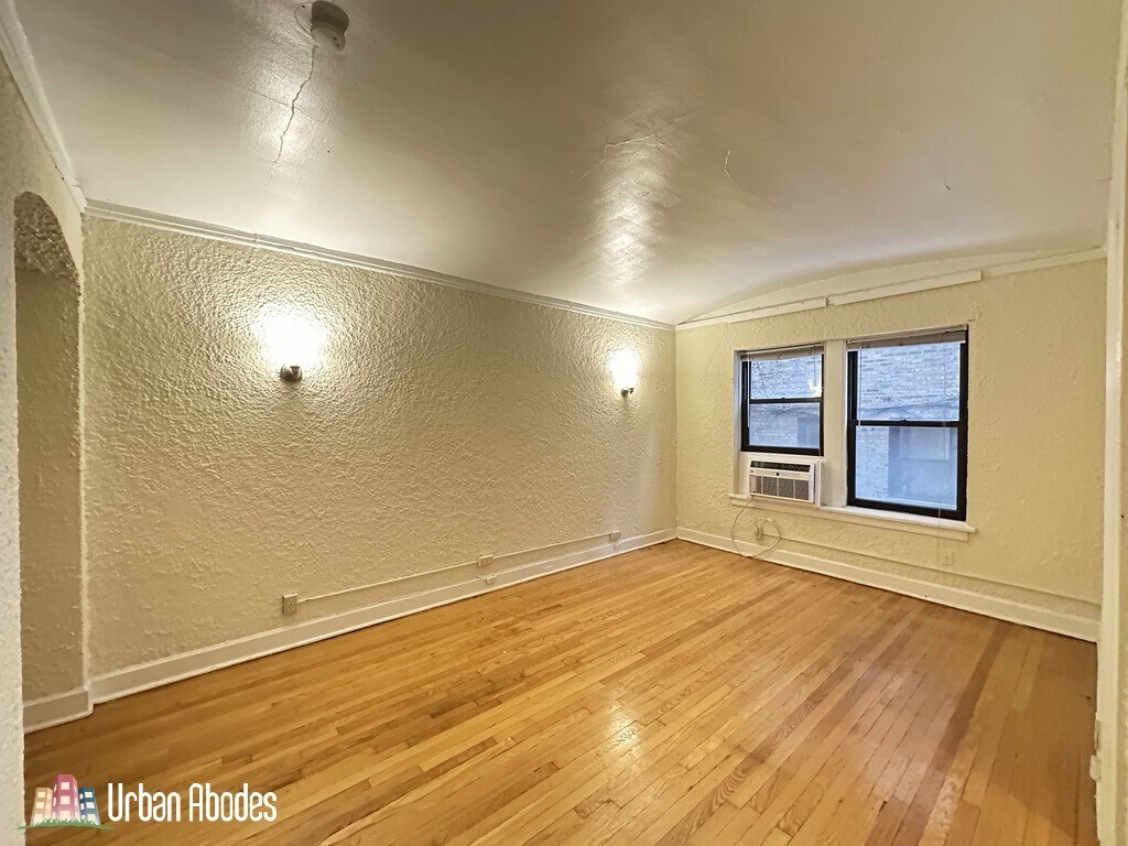 Building Photo - 557 W Arlington Pl