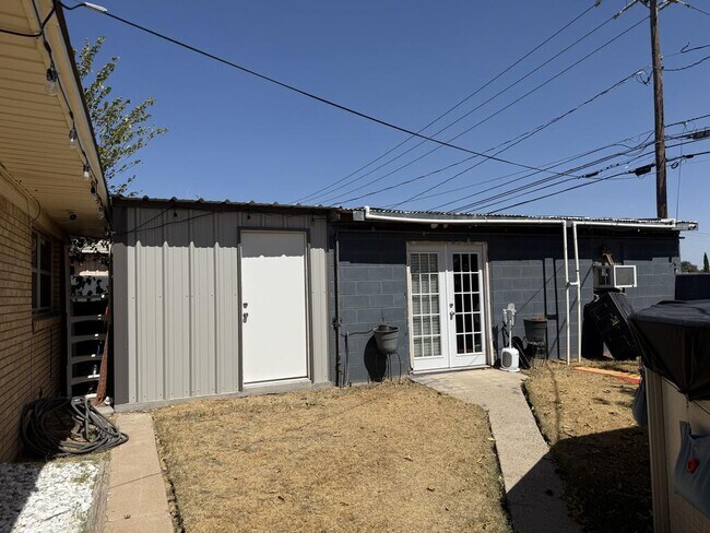 Building Photo - 1620 E Everglade Ave