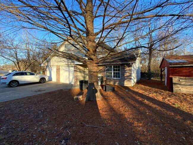 Building Photo - 1416 W Worley St