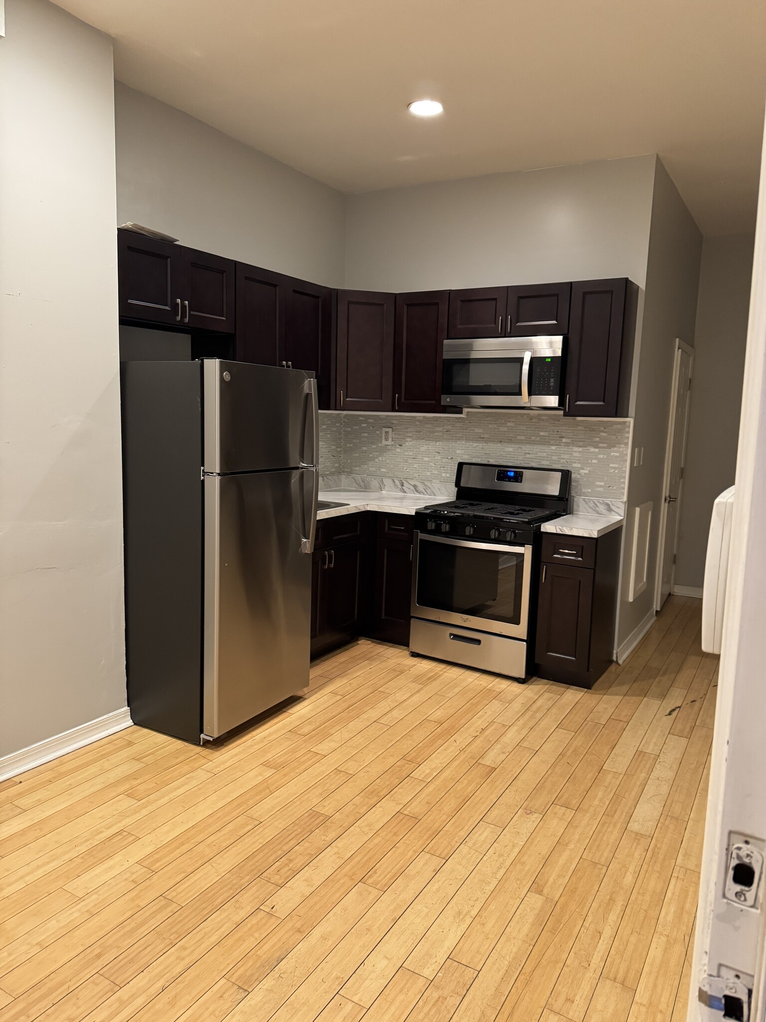 Kitchen area - 3211 W Montgomery Ave