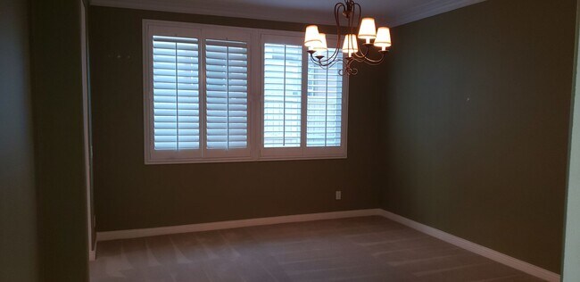 Building Photo - 70 Vía De La Valle