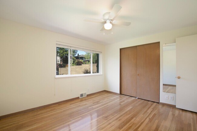 Building Photo - 1518 5th Ave W