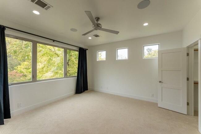 Building Photo - Gorgeous 4 bedroom, 5 bathroom House in Bouldin Creek!