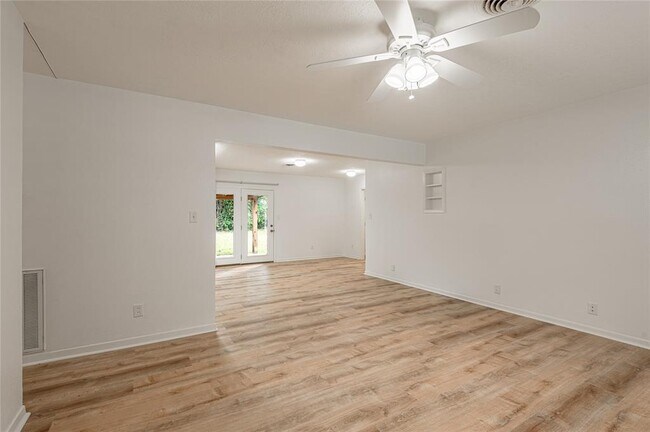 Building Photo - 107 Town and Country Dr