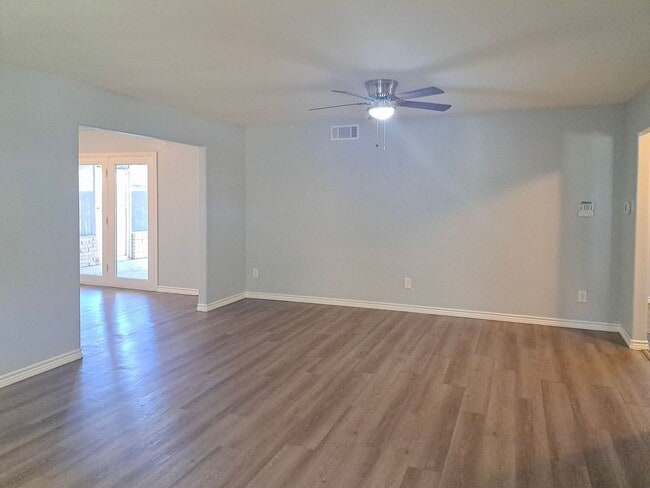 Building Photo - 4 Bedroom / 2 Bath / 2 Car Garage