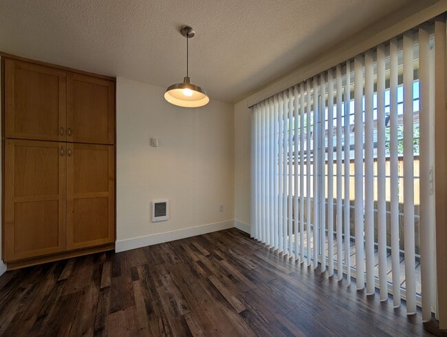 Building Photo - Beautiful 3 Bedroom, 2 Bath Home In The Ri...