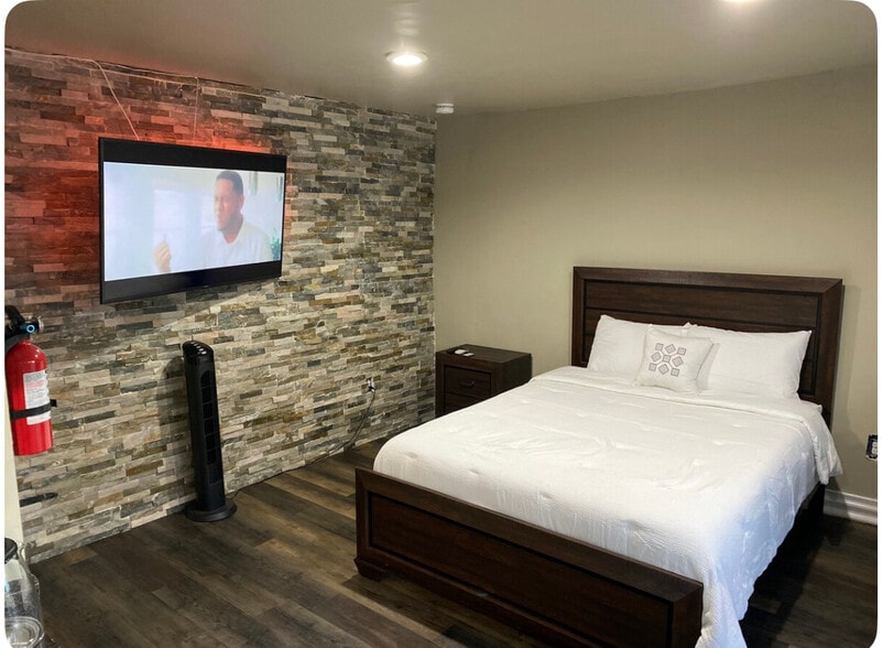 Building Photo - 2712 E Dominguez St