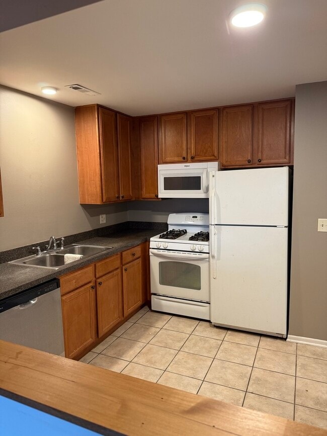 Building Photo - 2264 Abbeywood Dr