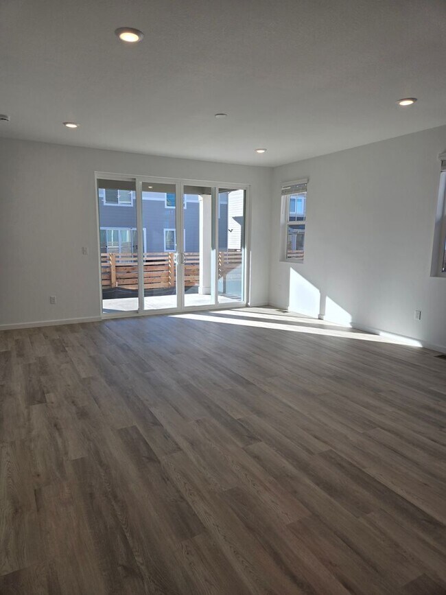 Building Photo - Brand New Aurora Highlands Ranch