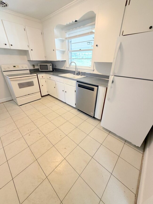 Building Photo - 4 Bedroom Home in Lynchburg