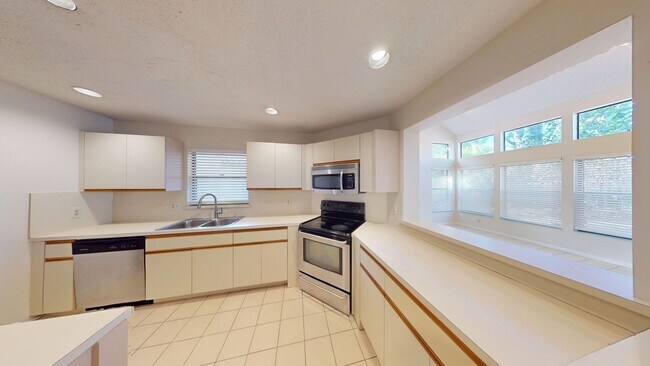 Building Photo - Spacious 3Bed/2.5Bath/Garage Home in Via Verde