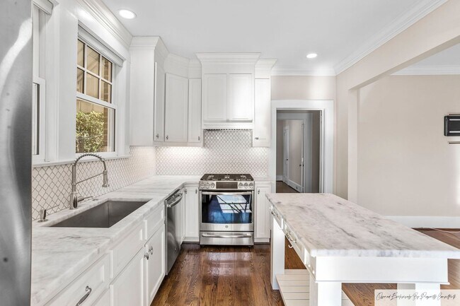 Building Photo - BEAUTIFUL ONE STORY BRICK HOME IN DOWNTOWN...