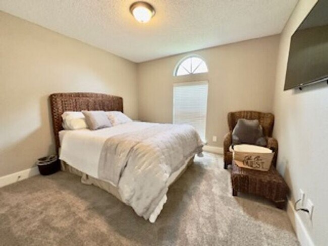 Building Photo - Fully renovated executive home