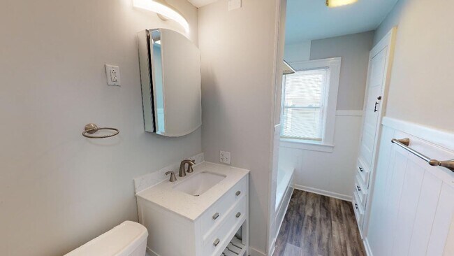 Building Photo - BEAUTIFUL 3 Bedroom, 1 bath with NEWER Ren...