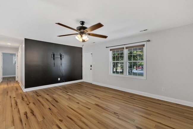 Building Photo - Large Ranch Home with 3BR/ 2 Bath with an Extra Bonus Room!