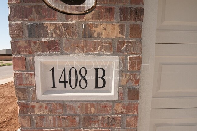Building Photo - 3/2/2 Beautiful Townhome