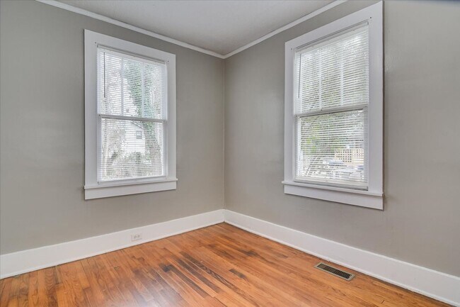 Building Photo - Cozy Cottage in Midtown!