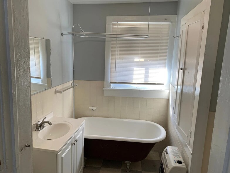 Building Photo - 451 Oak Ave