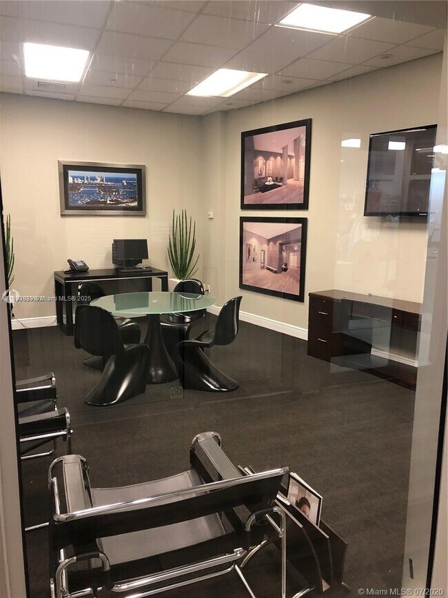 Building Photo - 1750 N Bayshore Dr