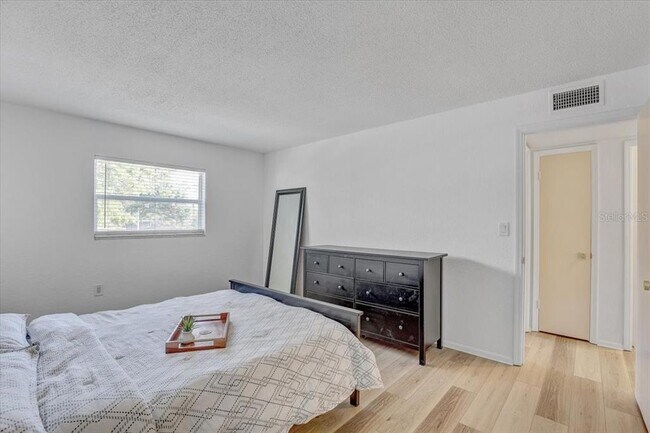 Building Photo - 350 79th Ave N