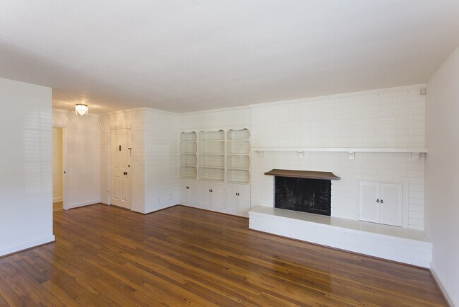 Building Photo - *OPEN HOUSE: 9/13 10-11AM* 2BD/1BA in La J...