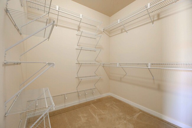 Building Photo - 3 bed/2.5 w/garage in Desirable Barton Cro...