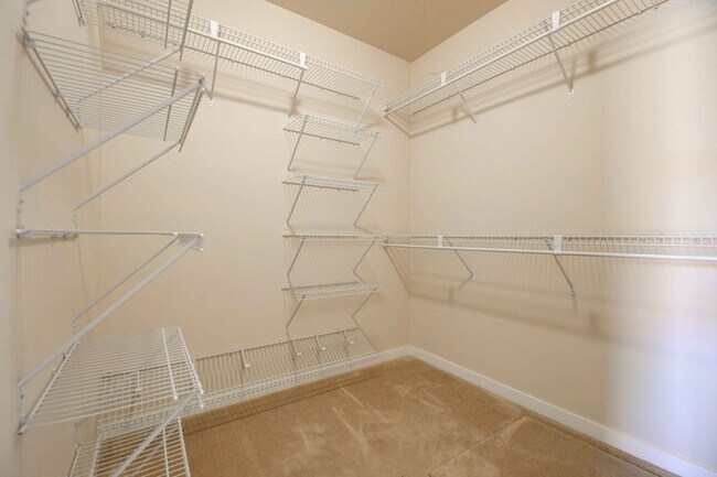Building Photo - 4 bed/2.5 w/garage in Desirable Barton Cro...