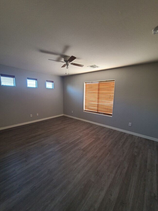 Building Photo - 5 Bedroom, 3 Bath Home in Secluded Neighbo...