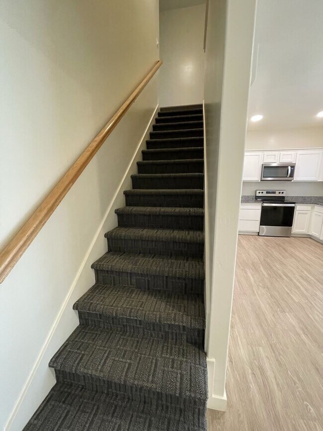 Building Photo - Spacious 3 Bed 2.5 Bath Townhome for Rent ...