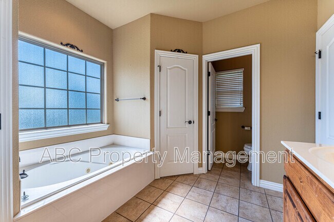 Building Photo - 126 S Angus Ln