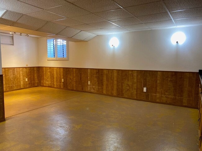 Building Photo - Spacious Tri-Level Home Featuring 4BD/2.5B...