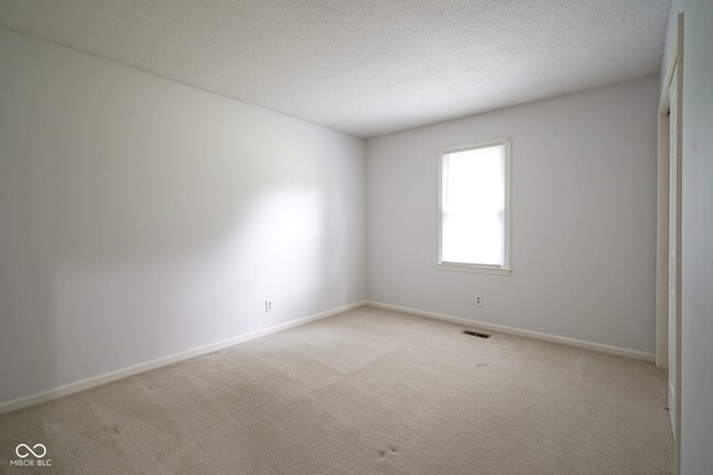 Building Photo - 10924 Lakeshore Dr W