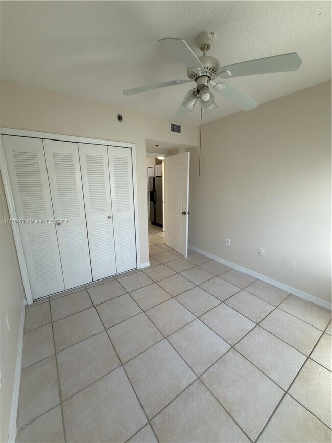 Building Photo - 9340 Fontainebleau Blvd