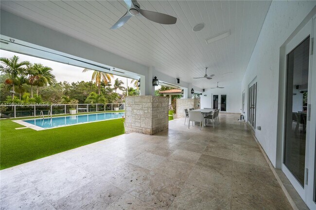 Building Photo - 7125 Los Pinos Blvd