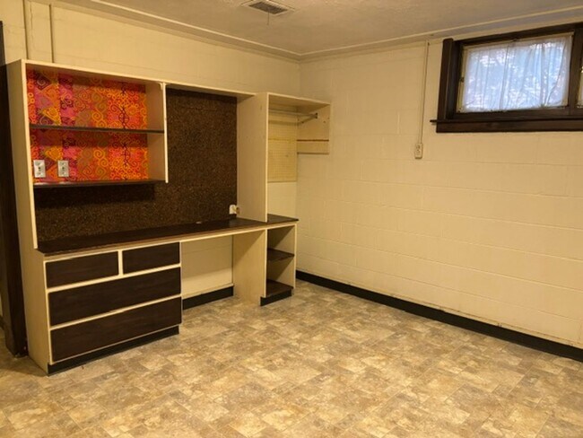 Building Photo - 3 Bedroom, 2 Bath House