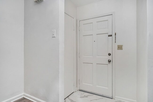 Building Photo - 5213 Clover Hill Dr