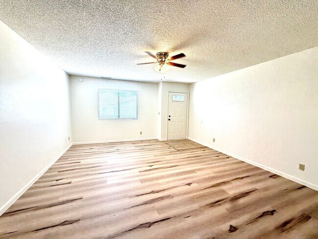 Building Photo - 2-bedroom, 2.5-bathroom condo close to downtown!