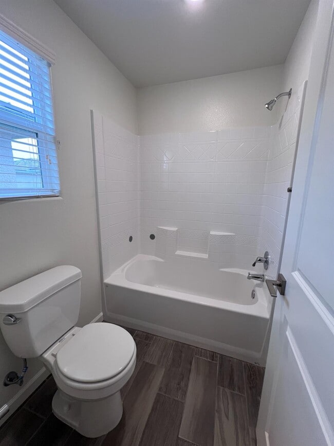 Building Photo - 1918 Oak Ln