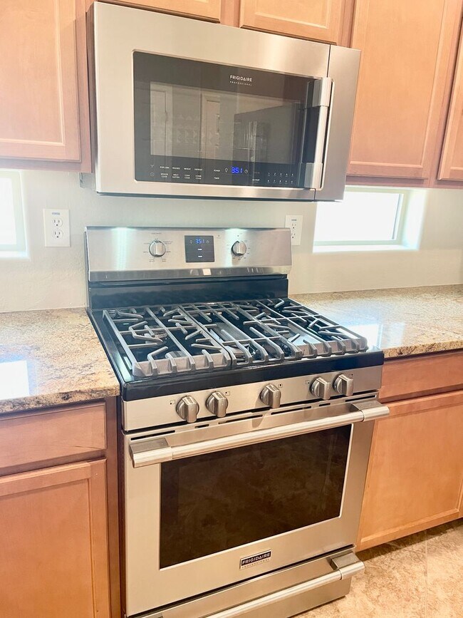 Building Photo - 5 Bedroom/3 Bath Home in Chandler!