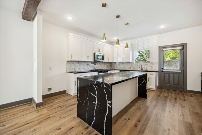 Building Photo - 8013 Ritz St