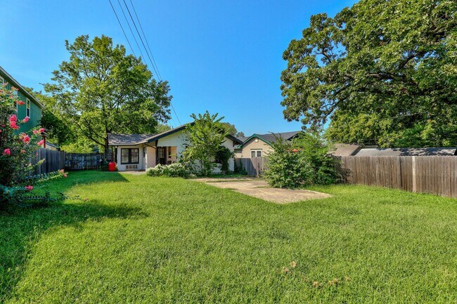 Building Photo - Fully Furnished in Owen Park!