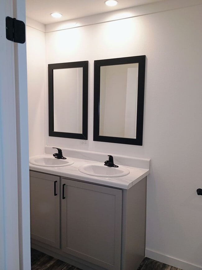 Building Photo - 55 and older Golf Course Community 3 bed 2 bath New build