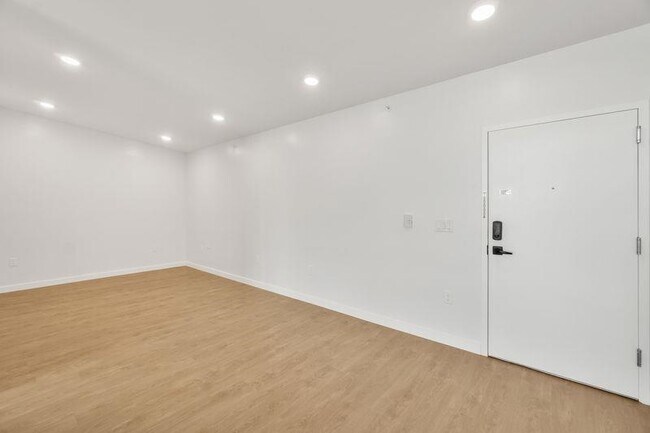 Building Photo - 952 Broadway