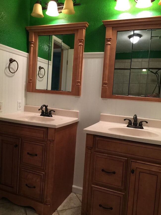 Building Photo - 2 Bedroom 1.5 Bath updated Condo