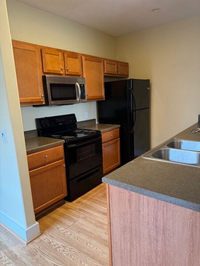 Building Photo - 1037