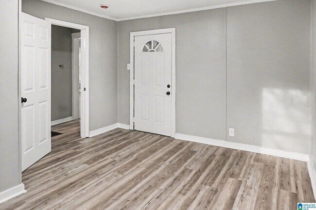 Building Photo - 3640 Wenonah Rd SW